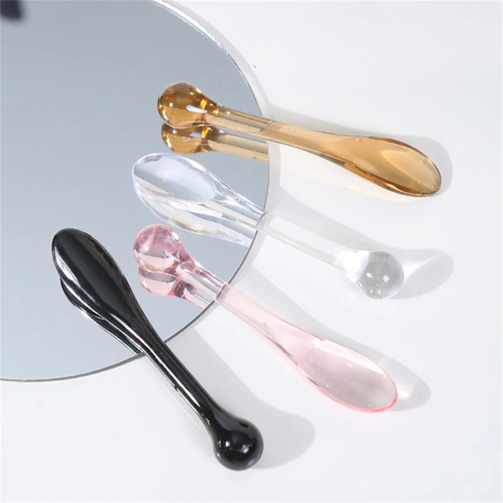 Set of 3 convenient plastic spoons for mixing face cream and applying mask
