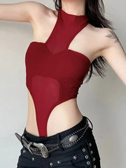 Người mặc áo đỏ hở vai, quần đen với thắt lưng bạc, tóc dài xõa.