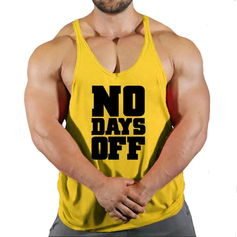 Người đàn ông mặc áo ba lỗ màu vàng, chữ đen "NO DAYS OFF", cơ bắp nổi bật.