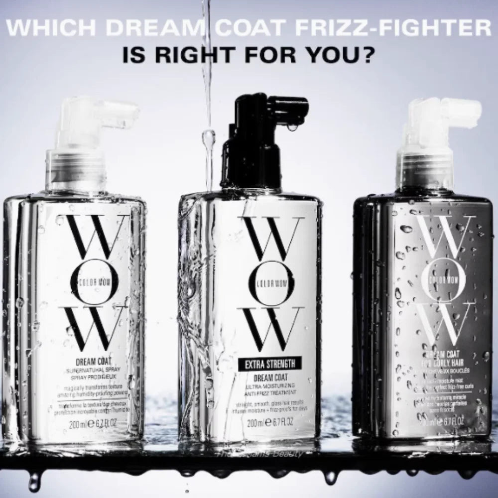 Ba chai xịt chống xơ rối với vòi bơm, nhãn "WOW", bề mặt chai ướt dưới nước chảy.