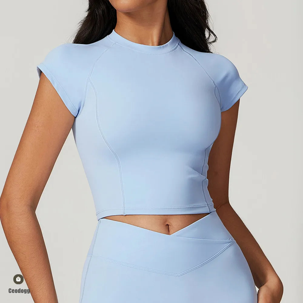 Người mặc trang phục thể thao màu xanh nhạt, áo crop top và quần lưng cao.