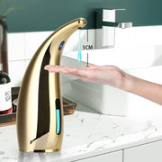 Máy nhả xà phòng tự động màu vàng, giọt xà phòng xanh rơi trên tay trong phòng tắm hiện đại.