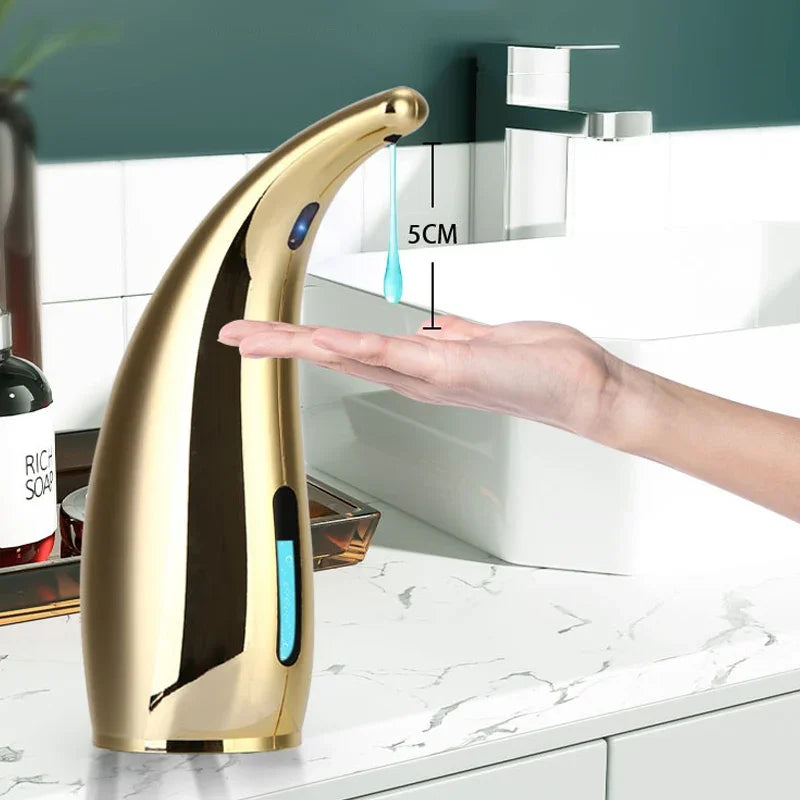 Máy nhả xà phòng tự động màu vàng, giọt xà phòng xanh rơi trên tay trong phòng tắm hiện đại.