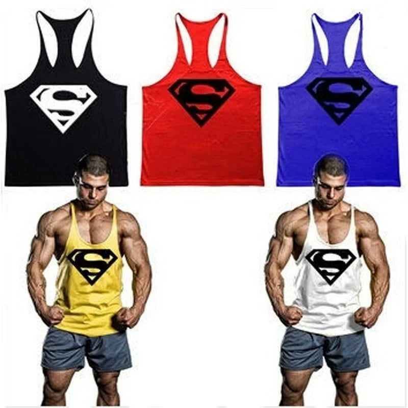 Áo tank top hình chữ "S" màu đen, đỏ, xanh; người mẫu mặc áo vàng và trắng.