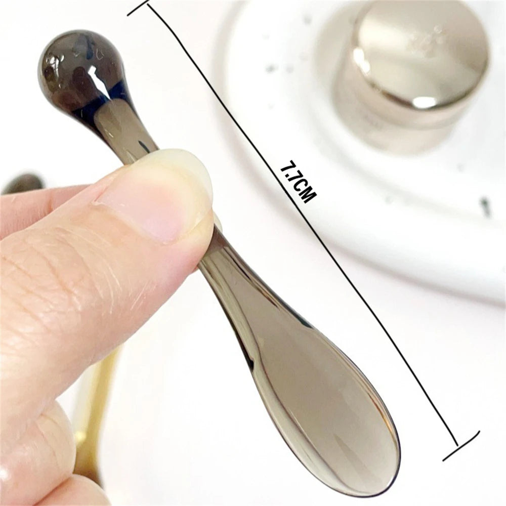 Set of 3 convenient plastic spoons for mixing face cream and applying mask