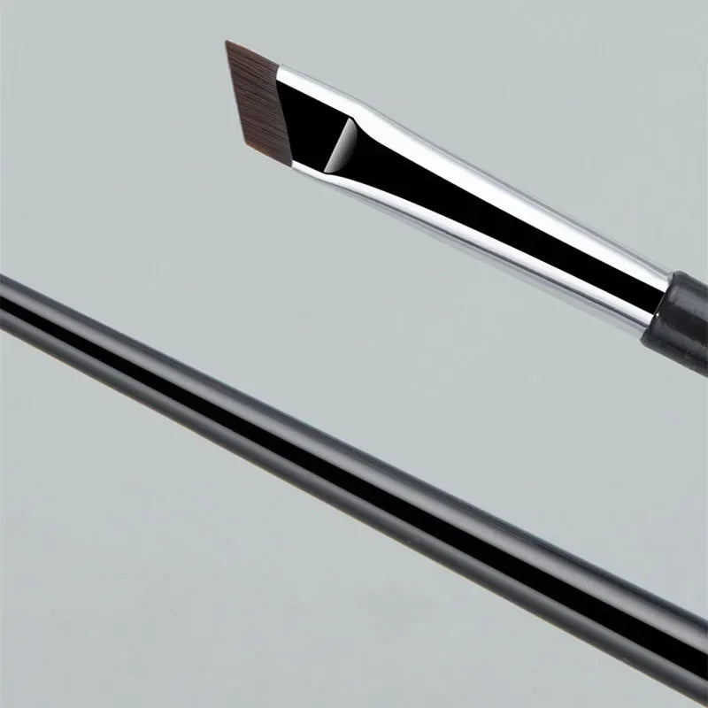Slim Angled Eyeliner Brush - The Perfect Makeup Tool