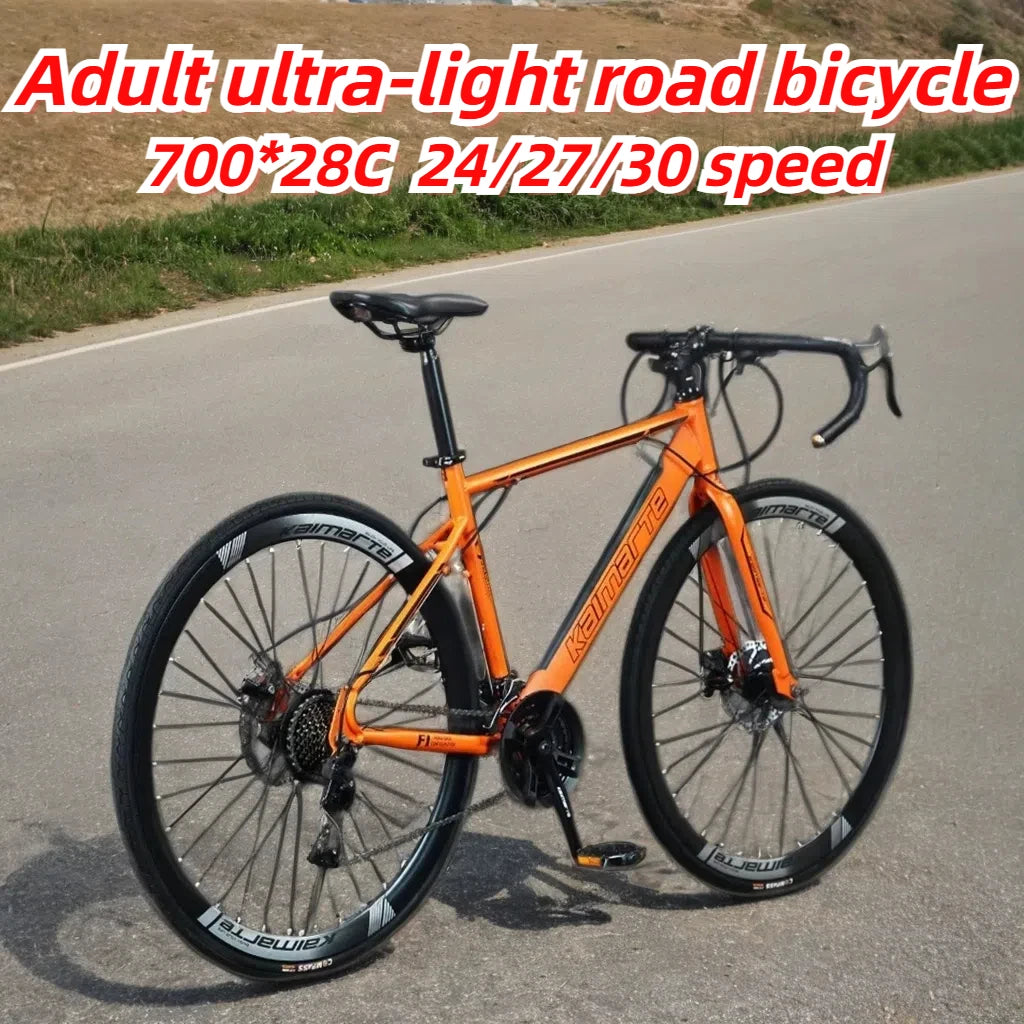 Xe đạp đường trường màu cam trên đường nhựa, bánh xe đen, khung nhẹ, tay lái cong.