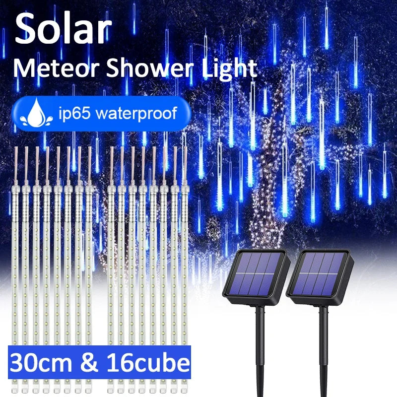 Đèn LED mưa sao băng xanh, bảng năng lượng mặt trời, nền cây cối, chữ "ip65 waterproof".