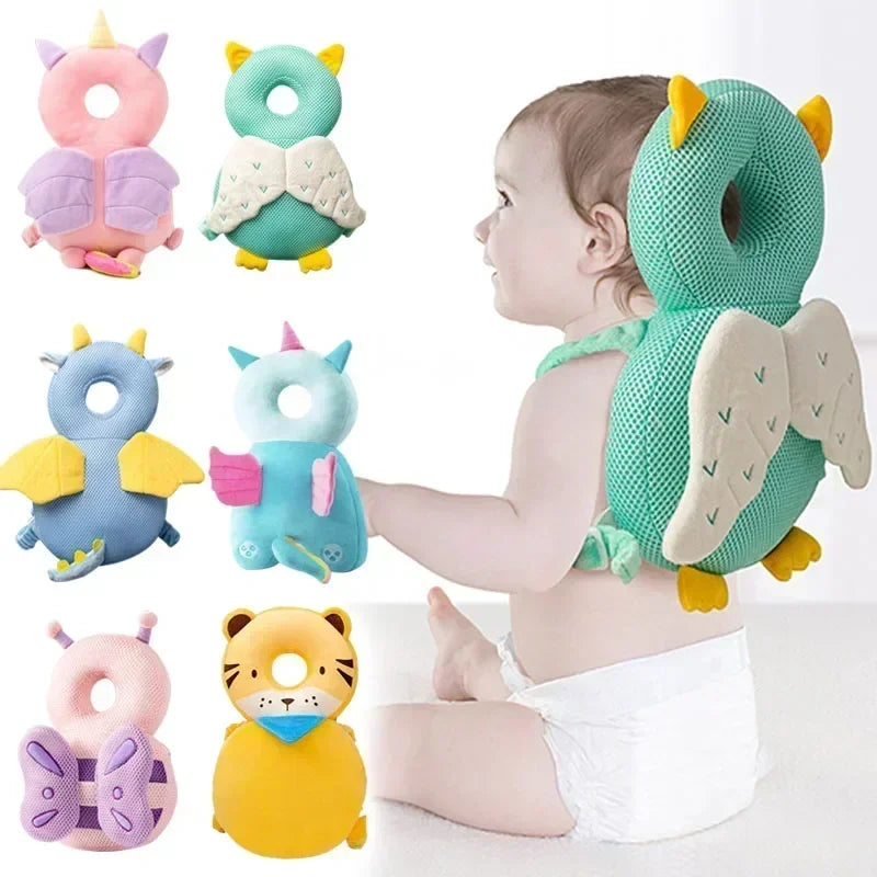 Em bé ngồi, đeo gối chống va đập hình thú; nhiều màu sắc như xanh, hồng, vàng.
