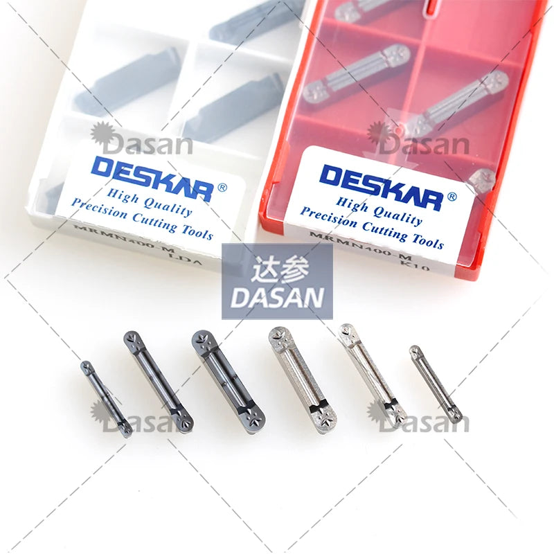 Hộp dụng cụ cắt DESKAR màu trắng và đỏ, chứa các lưỡi dao kim loại nhỏ, xếp hàng phía trước.