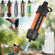Ống lọc nước di động với nhiều màu sắc khác nhau, người dùng uống nước từ suối.