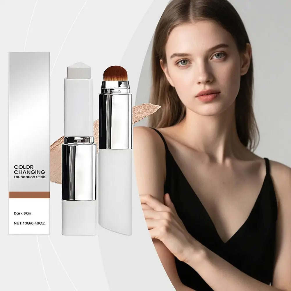 Thanh nền đổi màu, trắng bạc, cạnh người mẫu nữ trong váy đen nền xám.