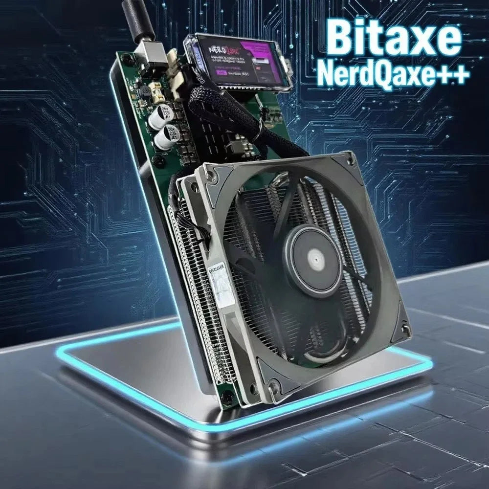 Thiết bị điện tử với quạt tản nhiệt và màn hình nhỏ, nền xanh, chữ "Bitaxe NerdQaxe++".