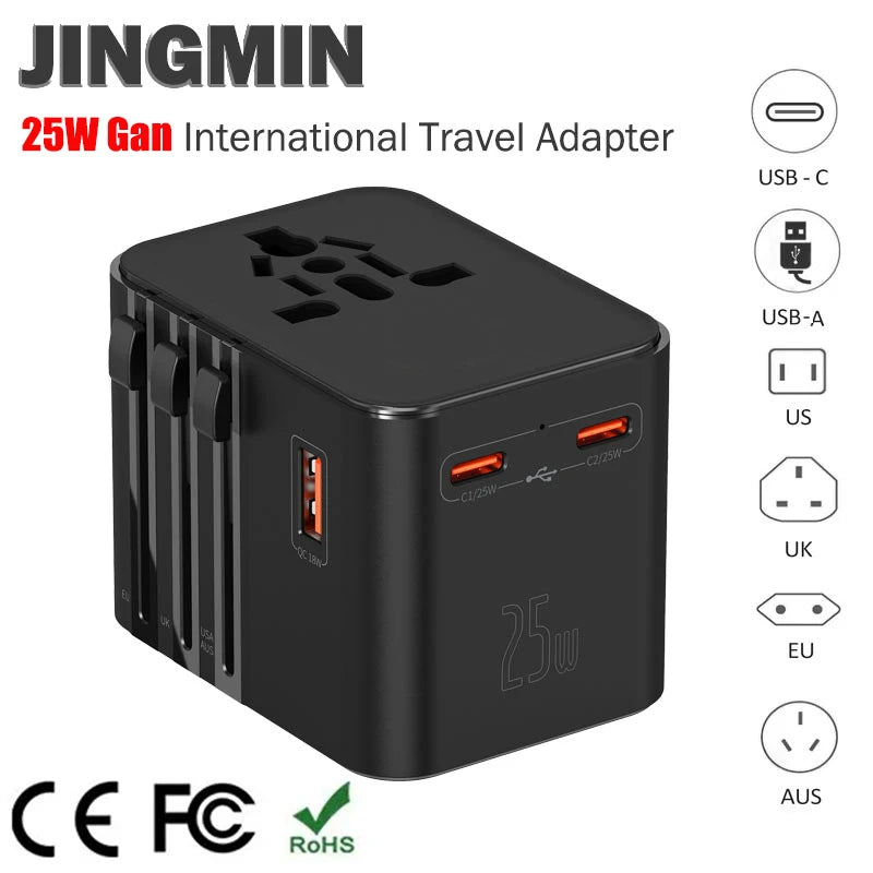 Bộ chuyển đổi du lịch quốc tế màu đen, 25W, có cổng USB-C, USB-A, và các phích cắm đa quốc gia.
