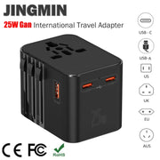 Bộ chuyển đổi du lịch màu đen, có cổng USB-C và USB-A, hỗ trợ các chuẩn cắm quốc tế.