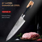 Dao bếp 8 inch thép Damascus 67 lớp, tay cầm gỗ, bên cạnh là miếng thịt trên thớt gỗ.