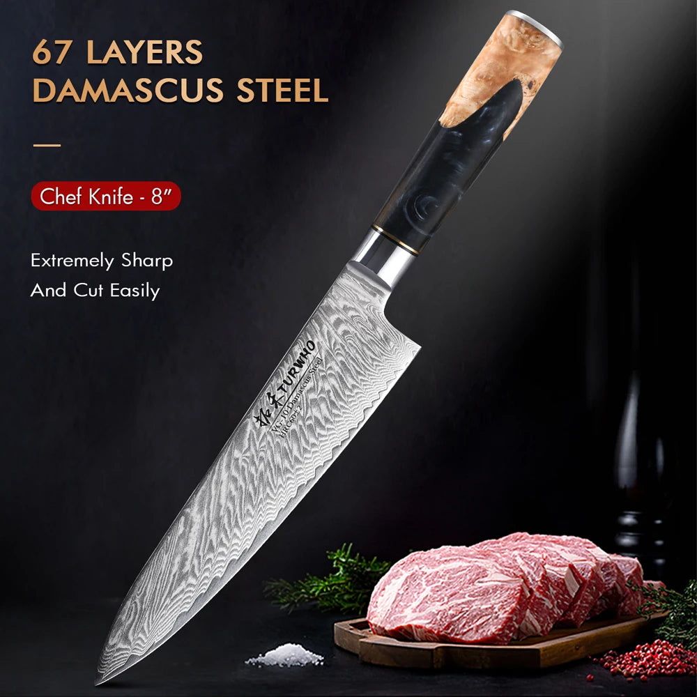 Dao thép Damascus 67 lớp với cán gỗ màu nâu, thịt bò tươi trên thớt gỗ, nền đen.