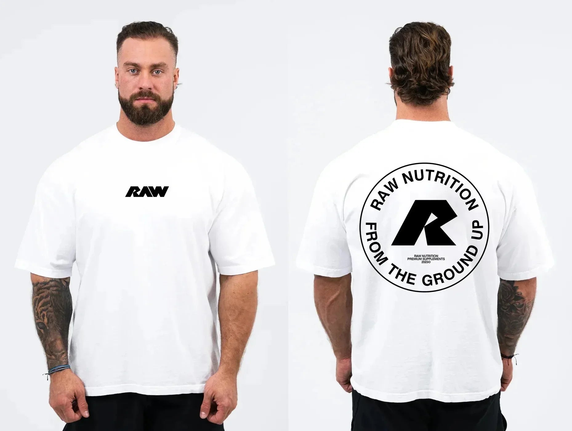 Người mẫu mặc áo thun trắng, chữ đen "RAW" phía trước, logo tròn lớn sau lưng.