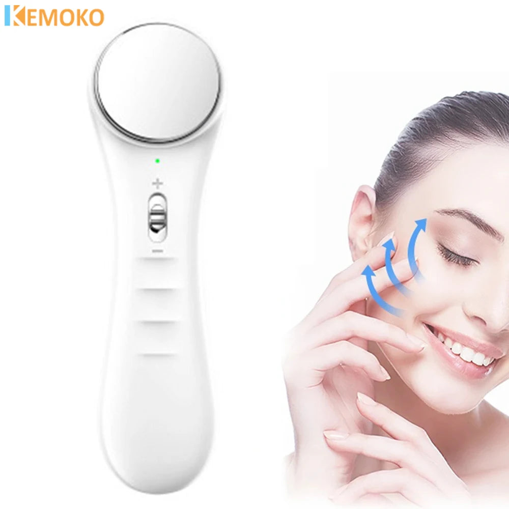 Thiết bị massage trắng, bạc với đèn LED xanh, bên cạnh là người mẫu đang mỉm cười.