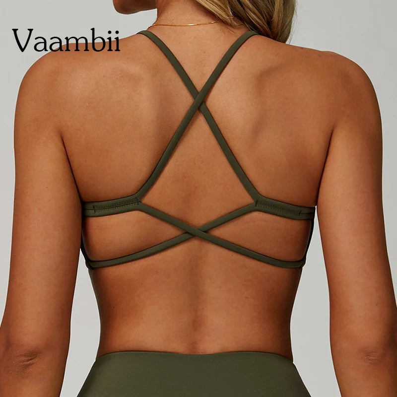 Áo bra màu xanh lá với dây chéo trên lưng, nền xám nhạt.