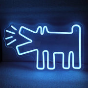 Biển neon xanh hình chó sủa, nét đơn giản, nền tối.