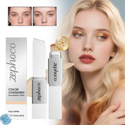 Người mẫu tóc vàng với lớp trang điểm mắt vàng, sản phẩm kem nền Zephoco màu trắng.