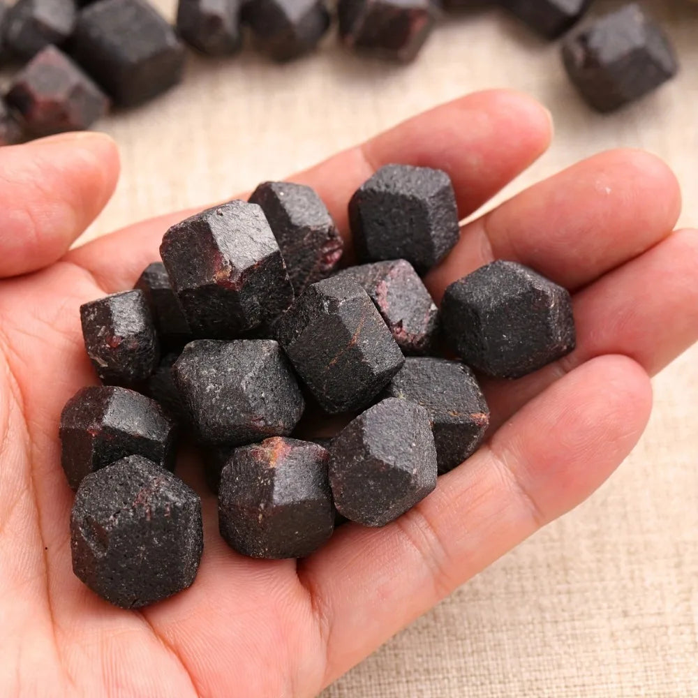 Đá Garnet Tự Nhiên Thô - Trang Trí & Phong Thuỷ