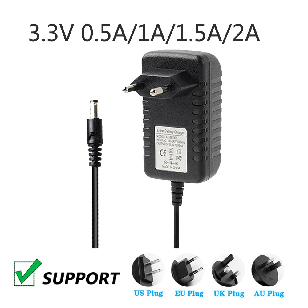 Bộ sạc pin đen với thông số 3.3V 0.5A/1A/1.5A/2A, kèm bốn loại phích cắm khác nhau.