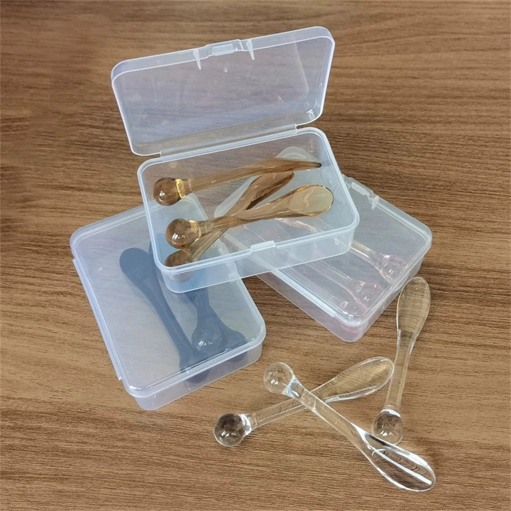 Set of 3 convenient plastic spoons for mixing face cream and applying mask