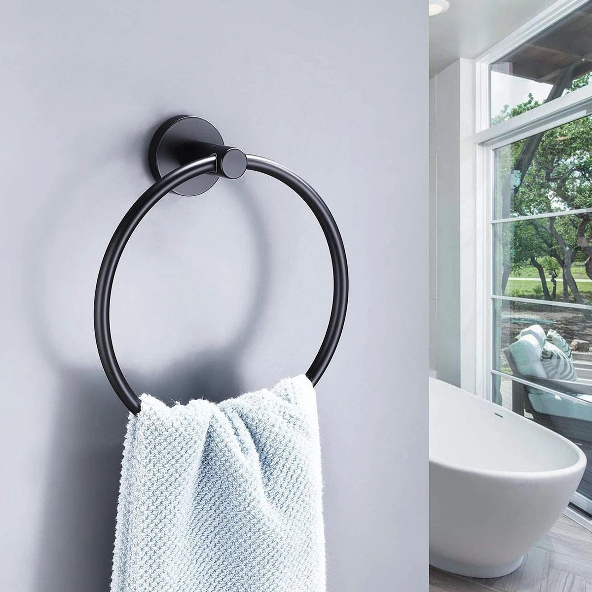 Vòng treo khăn màu đen trên tường xám, kèm khăn trắng, gần cửa sổ và bồn tắm trắng.