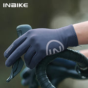 Găng tay màu xám với logo INBIKE, đang giữ tay lái xe đạp màu đen.