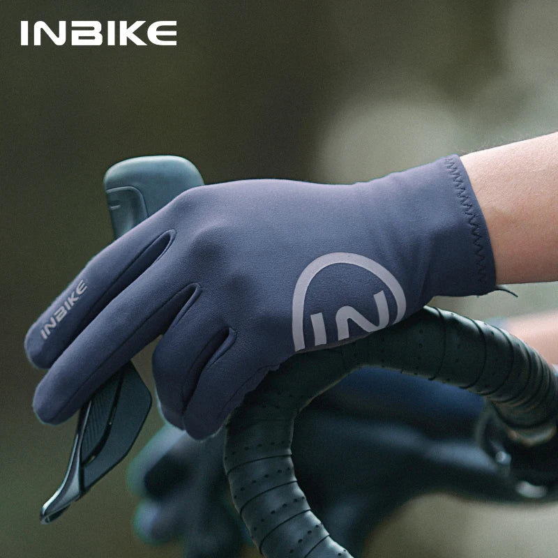 Găng tay màu xám với logo INBIKE, đang giữ tay lái xe đạp màu đen.