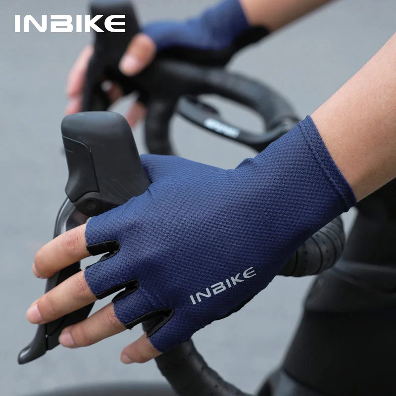 Găng tay xanh đen "INBIKE" cầm tay lái xe đạp màu đen, nền xám.