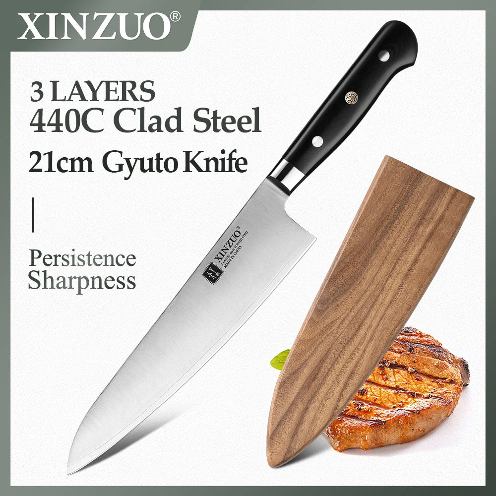 Dao 21cm Gyuto thép ba lớp, tay cầm đen, vỏ gỗ, nền ảnh có miếng thịt nướng.