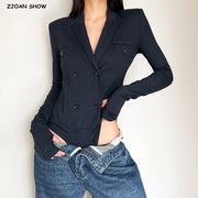 Người mặc áo vest đen dài tay và quần jeans xanh trễ, phông nền trắng.