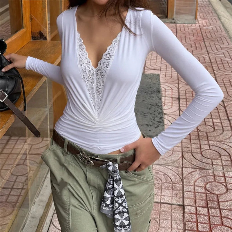 Áo Bodysuit Ren Trắng V Sâu Shestyle 2025 - Daisan Mart