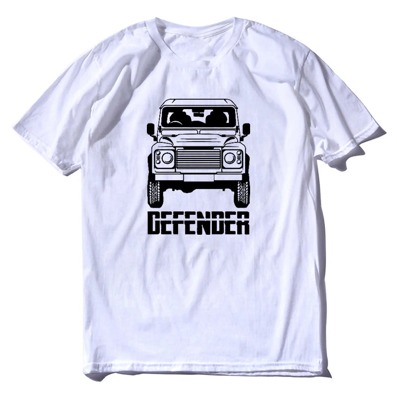 Áo thun trắng in hình xe Jeep màu đen và chữ "DEFENDER" bên dưới.
