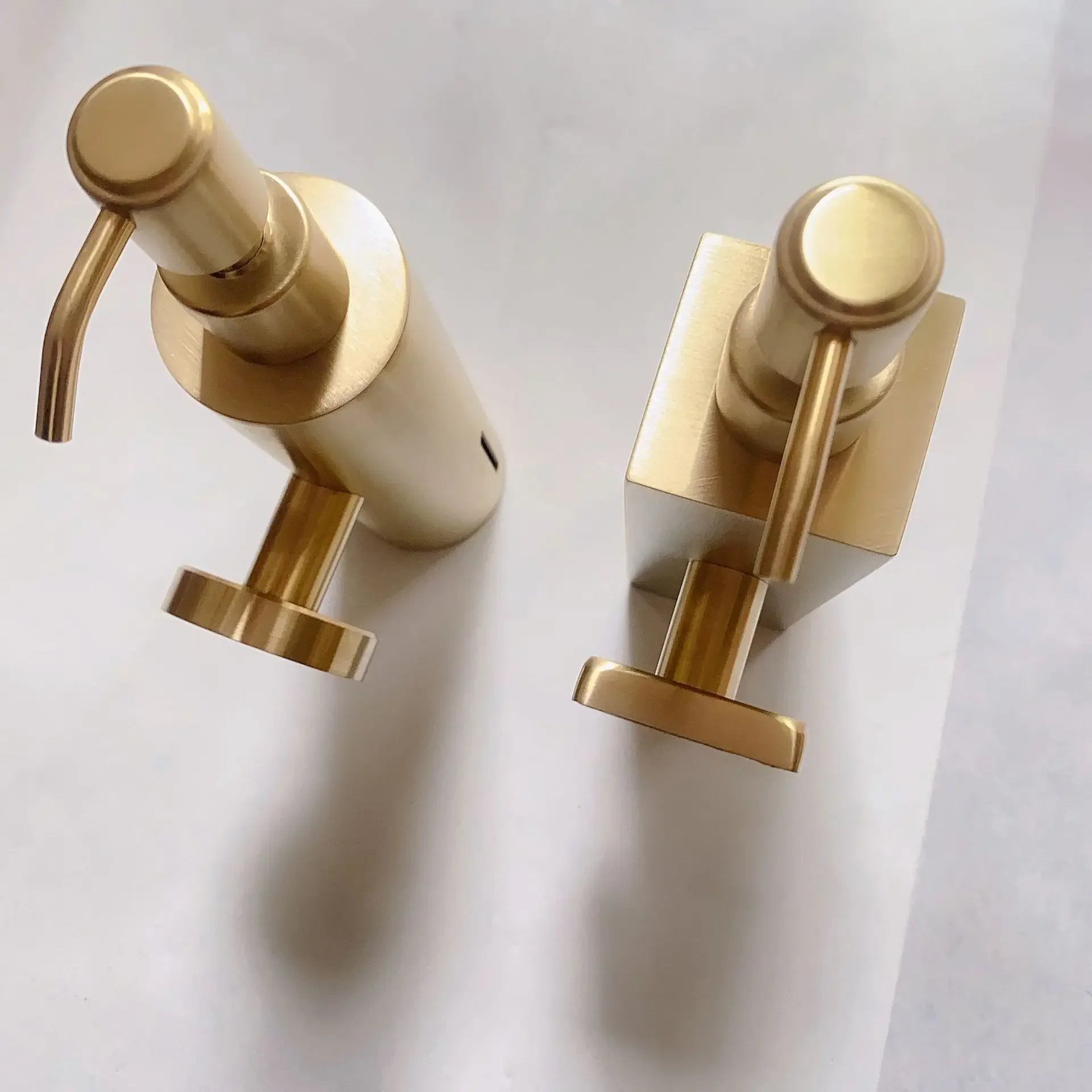 Bình Xà Phòng Inox 250ML Treo Tường Vàng Đen Khách Sạn - Daisan Mart