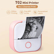 Máy in mini màu hồng-trắng, đang in ảnh đen trắng của một người phụ nữ trong bóng cây.