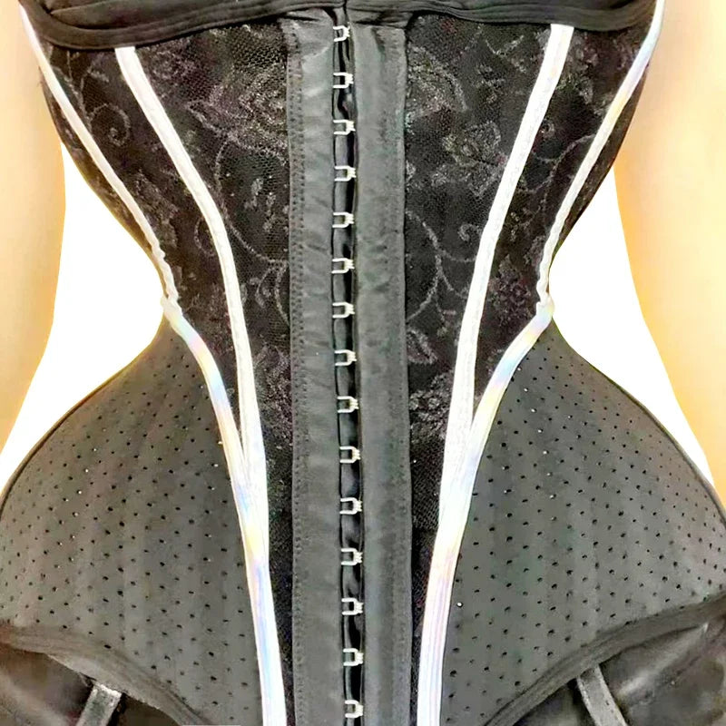 Áo corset đen có hoa văn nổi, viền trắng, các móc cài dọc giữa, phía dưới có họa tiết chấm nhỏ.