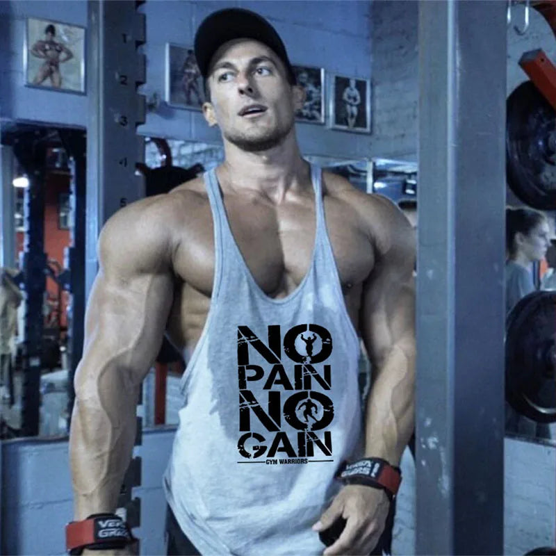 Người đàn ông mặc áo ba lỗ trắng có chữ "No Pain No Gain" trong phòng tập gym.
