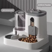 Máy cho thú cưng màu trắng, có khay thức ăn và nước, dung tích 2200ml và 800ml.