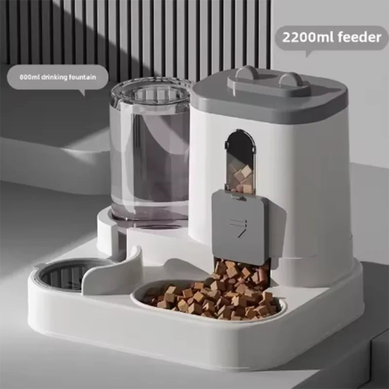 Máy cho thú cưng màu trắng, có khay thức ăn và nước, dung tích 2200ml và 800ml.