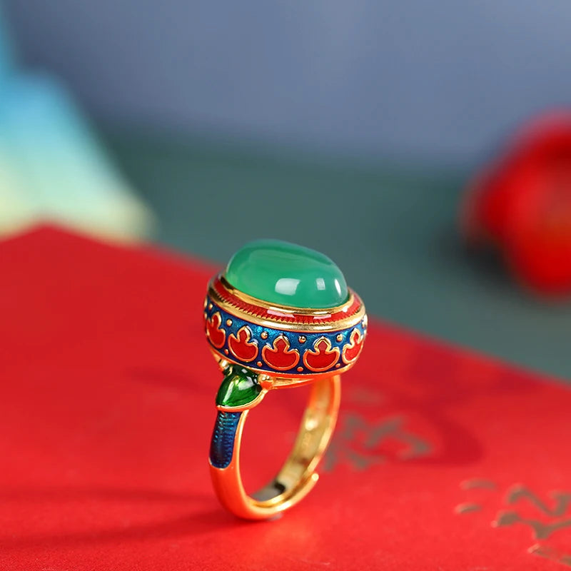 Luxurious classic gold ring with agate and enamel national style