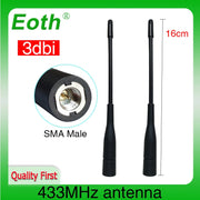 Anten 433MHz màu đen, chiều cao 16cm, đầu nối SMA Male, nền xanh lá.