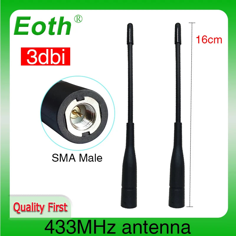 Anten 433MHz màu đen, chiều cao 16cm, đầu nối SMA Male, nền xanh lá.