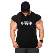 Người đàn ông cơ bắp mặc áo thun đen có logo "Dads Gym" trắng, đội mũ lưỡi trai đen.