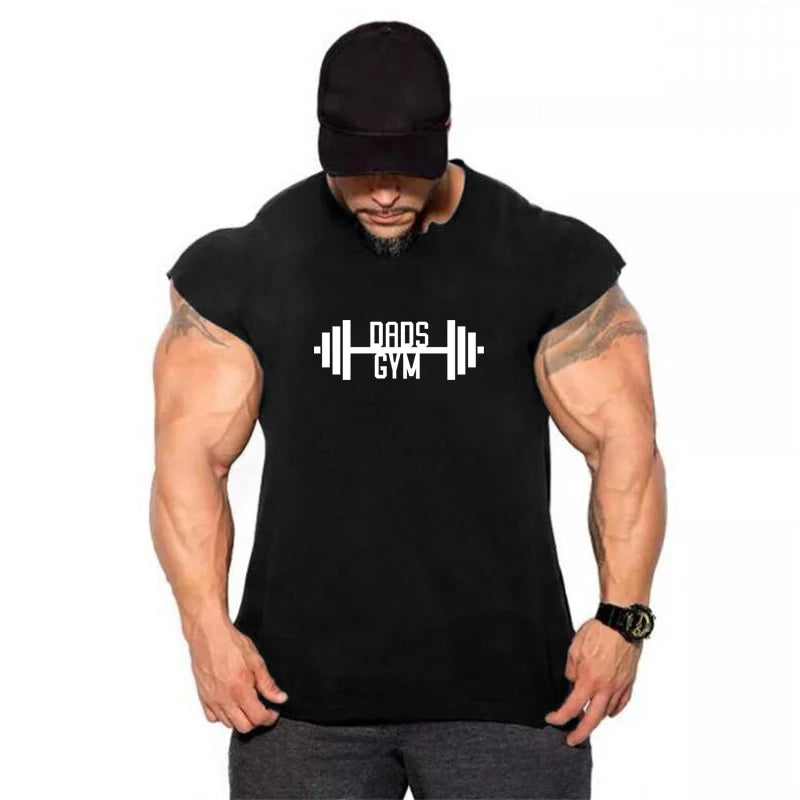Người đàn ông cơ bắp mặc áo thun đen có logo "Dads Gym" trắng, đội mũ lưỡi trai đen.