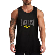 Người đàn ông mặc áo ba lỗ đen có chữ "Everlast" xám và họa tiết vàng, cánh tay xăm.