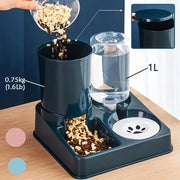 Hộp đồ ăn và nước cho thú cưng màu xanh đen, chứa 0.75kg thức ăn và 1L nước trên bàn gỗ.